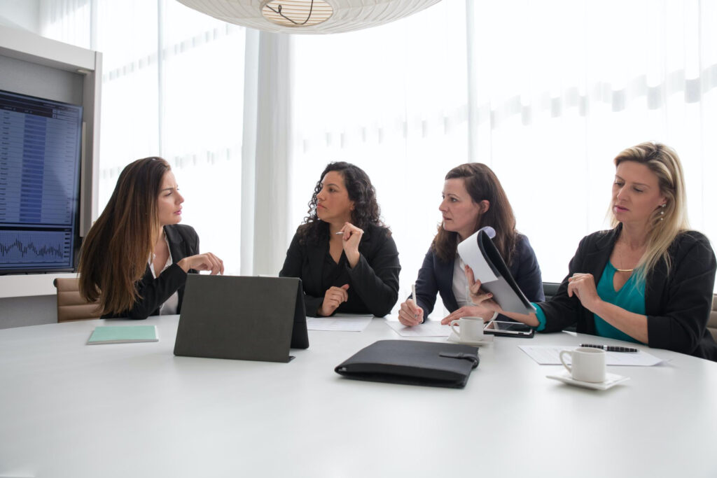 mujer en una reunión sobre violencia de género