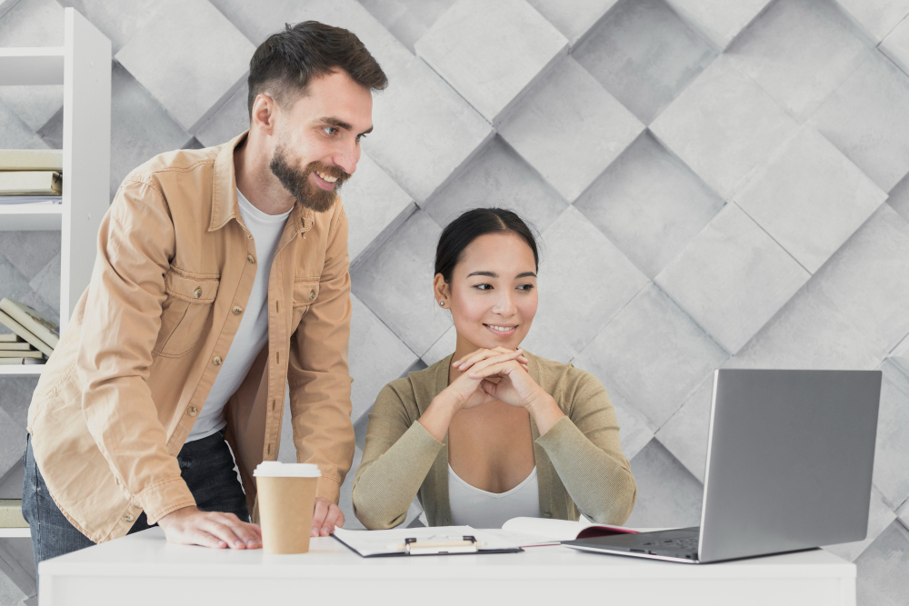 dos personas trabajando en un laptop