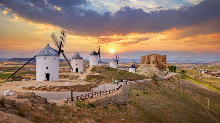 vista panorámica de molinos de Castilla La Mancha