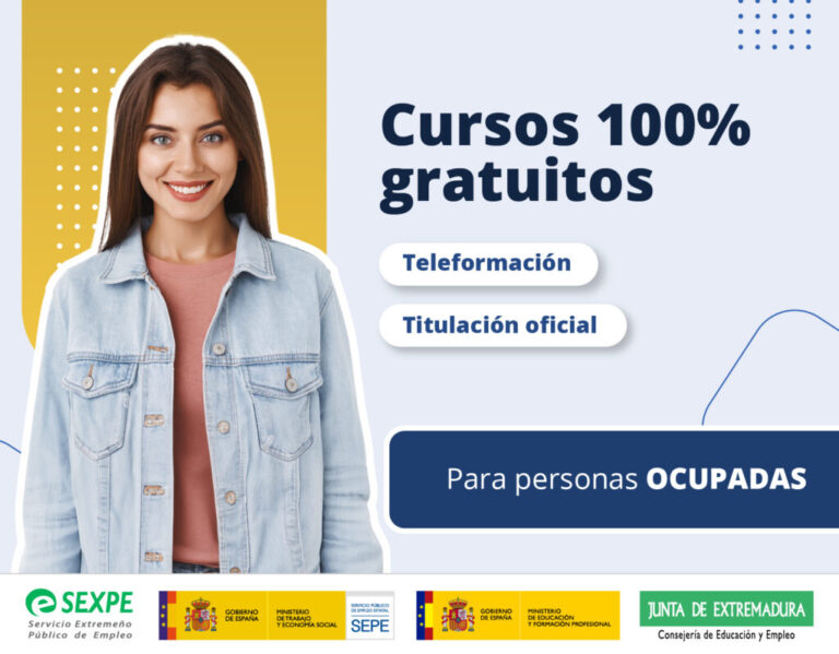 mujer con información sobre cursos gratis con diploma oficial en Extremadura