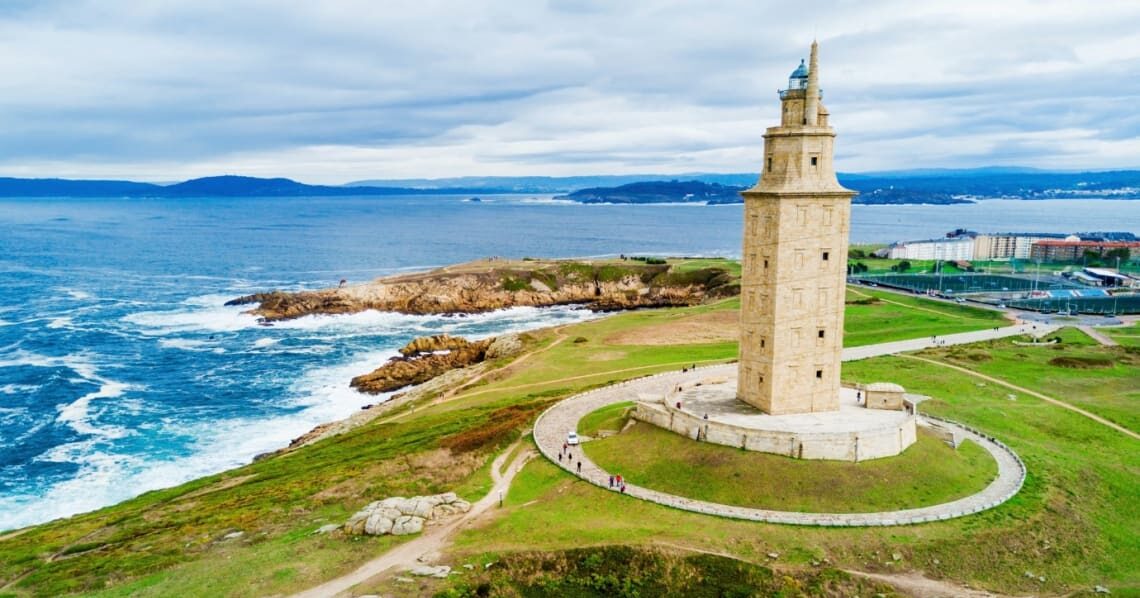 Torre de Hércules para anunciar convocatoria de cursos gratuitos en Galicia