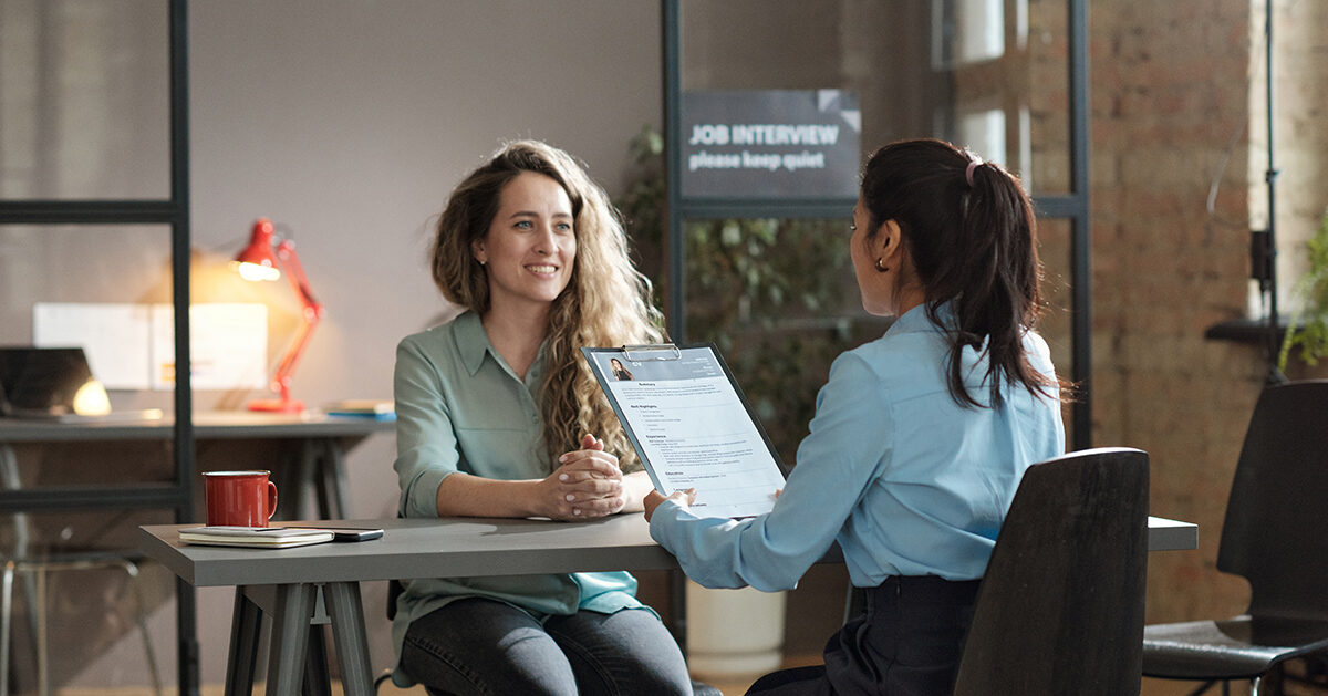 dos mujeres en una entrevista de trabajo