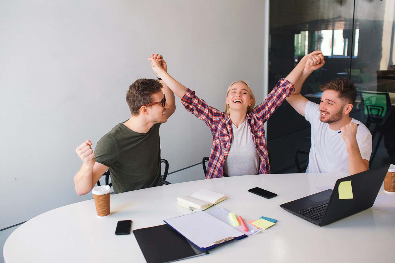 personas motivándose haciendo cursos online