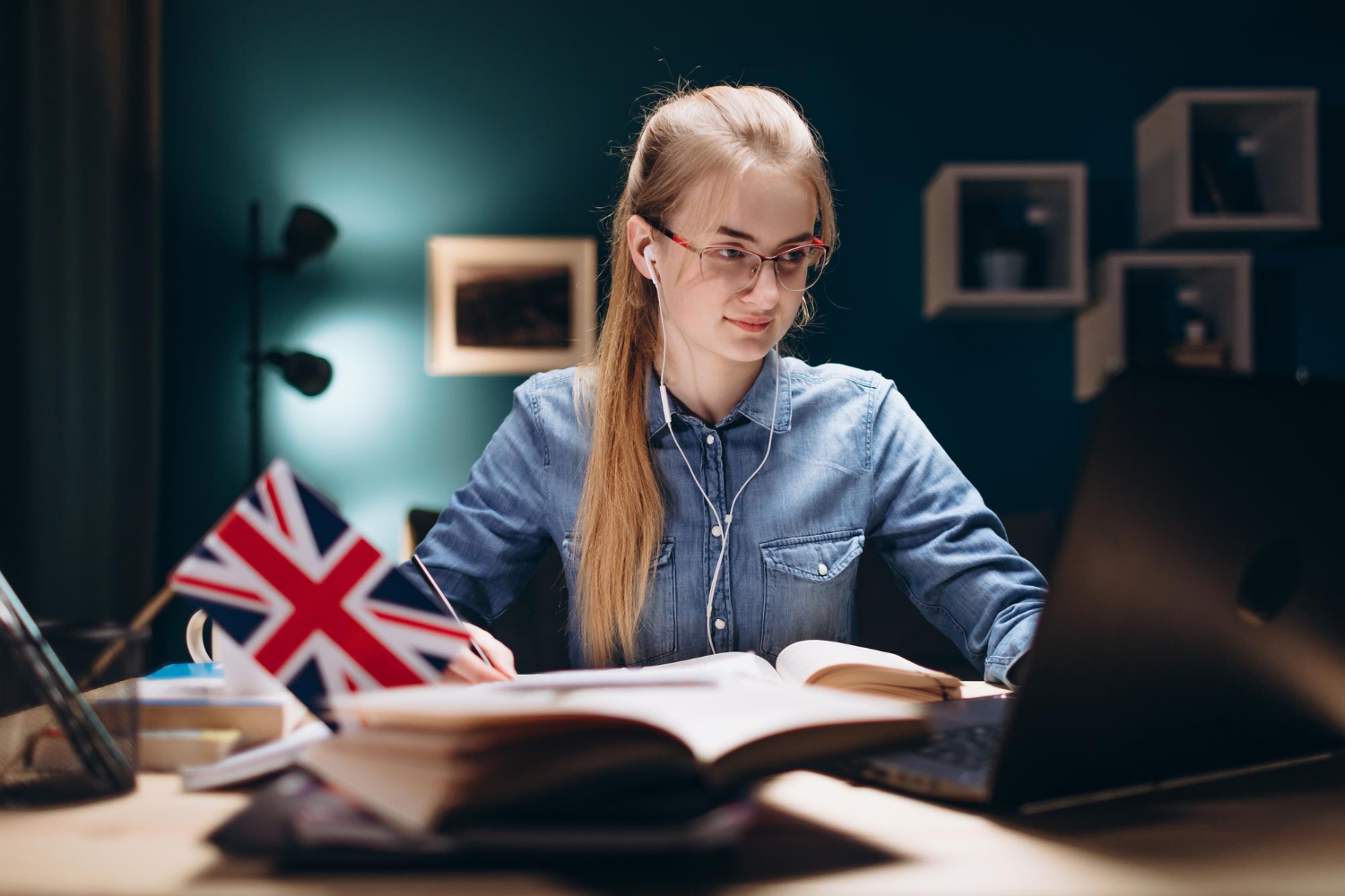 Estudiante aprendiendo inglés online