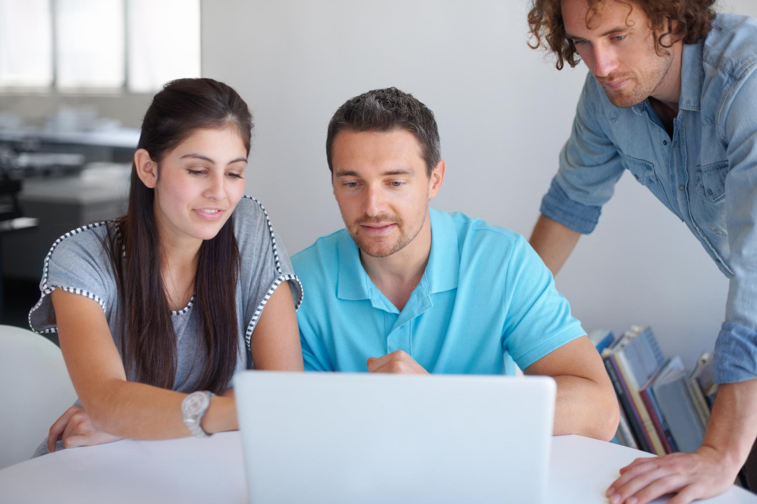 alumnos en Andalucía haciendo un curso online desde un ordenador portátil