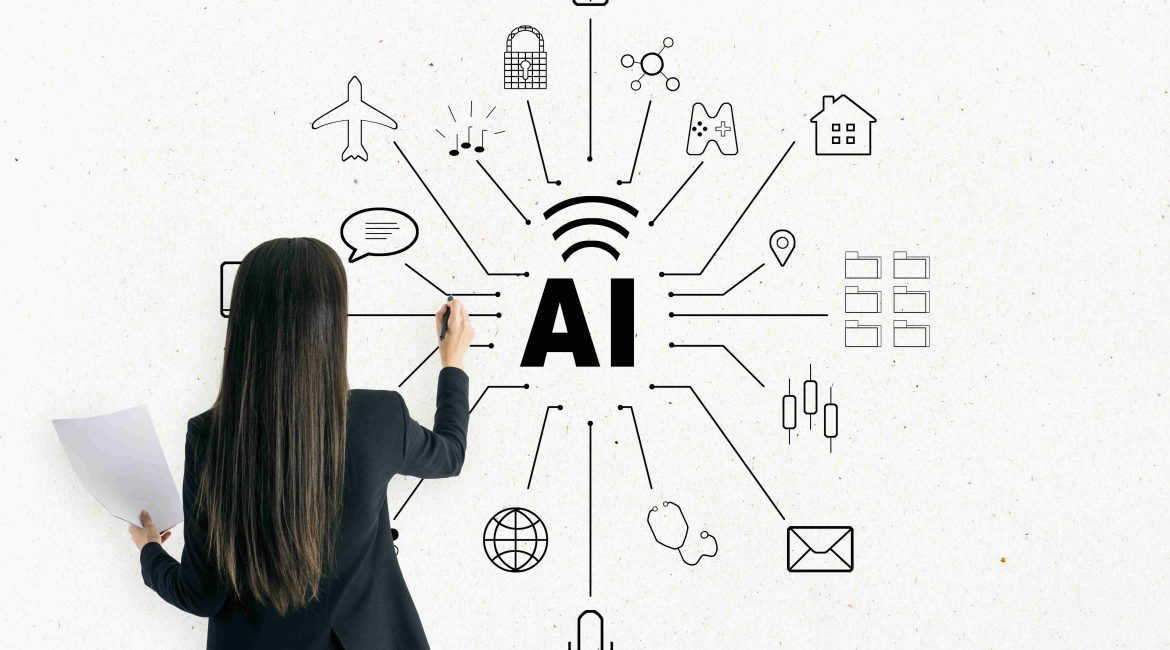 Una persona dibuja un diagrama que conecta el concepto de inteligencia artificial (IA) con diversas aplicaciones y tecnologías, incluyendo hogar, salud y comunicación.