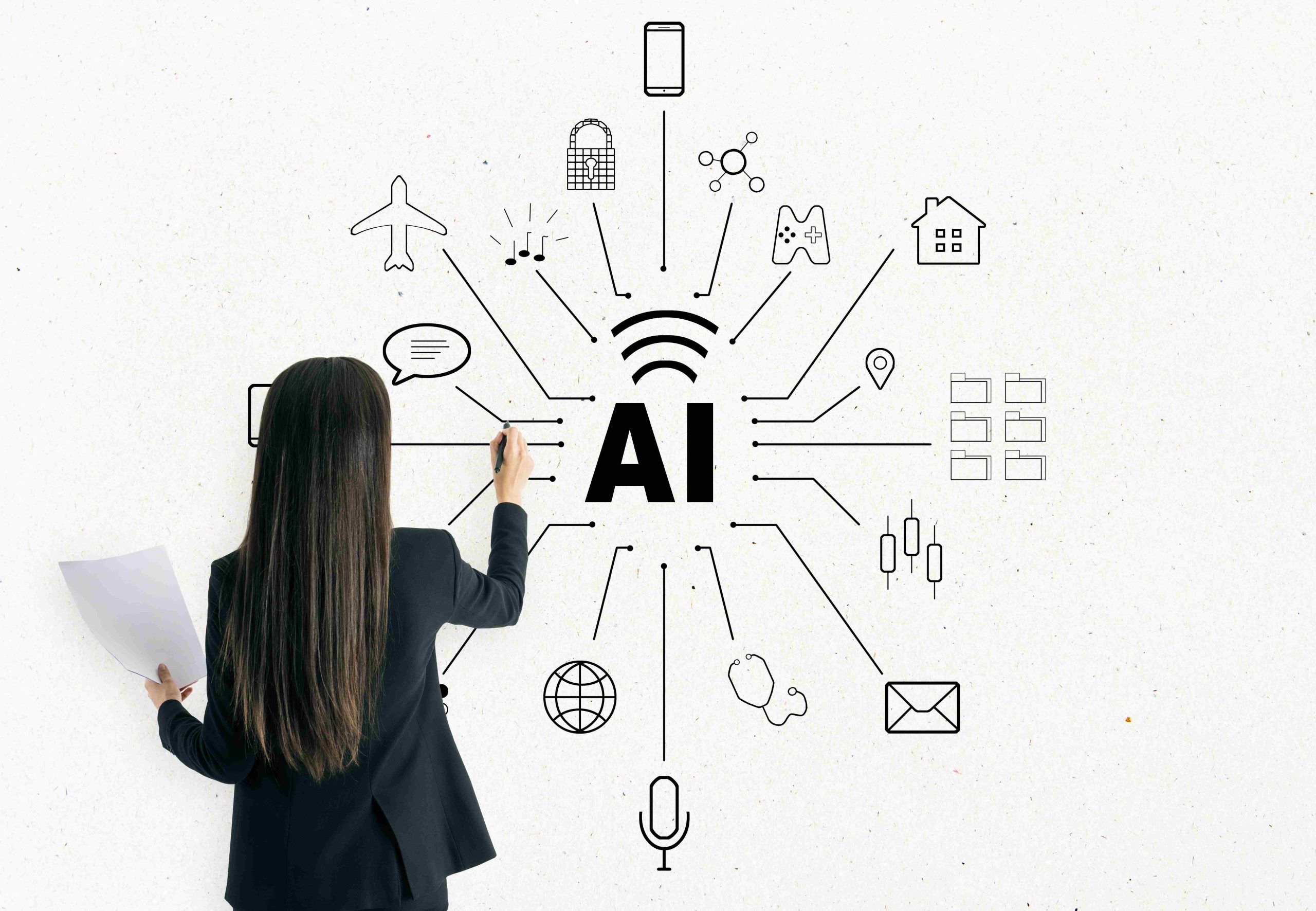 Una persona dibuja un diagrama que conecta el concepto de inteligencia artificial (IA) con diversas aplicaciones y tecnologías, incluyendo hogar, salud y comunicación.