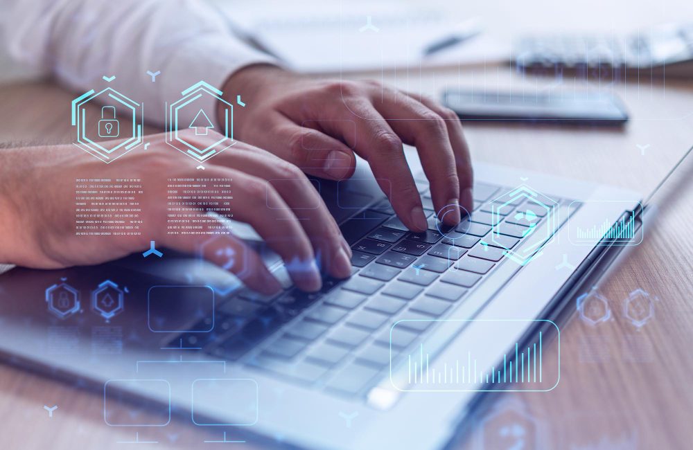 experto en ciberseguridad tecleando un portatil