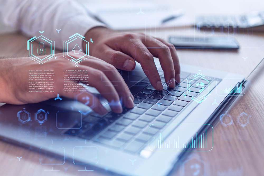 experto en ciberseguridad tecleando un portatil