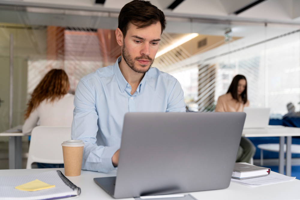 hombre de negocios dando clases en un portátil un curso de TIC