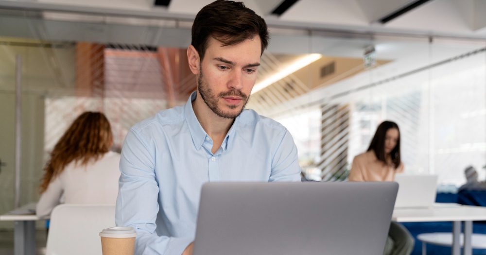 hombre de negocios dando clases en un portátil un curso de TIC