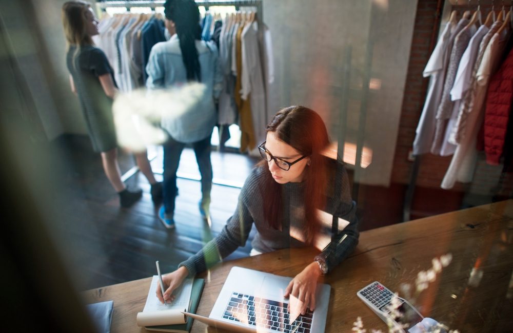 mujer emprendedora con labores de marketing y comercio