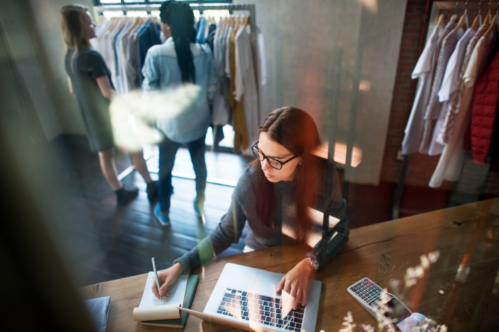 mujer emprendedora con labores de marketing y comercio