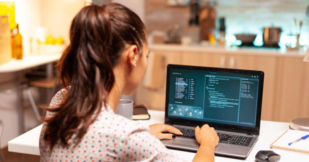 Mujer hacker con ordenador