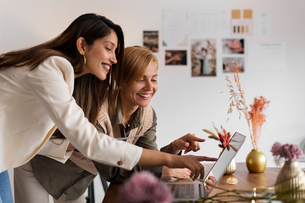 Mujeres emprendiendo negocio digital