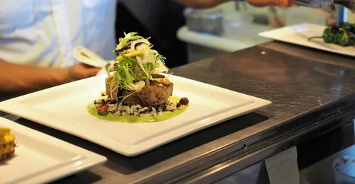 Elaboraciones gastronómicas a la vista del cliente. platos minuto