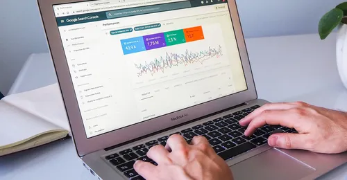 Posicionamiento en la web y redes sociales aplicado al emprendimiento