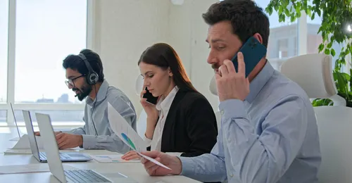 Emisión y gestión de llamadas salientes en un servicio de teleasistencia