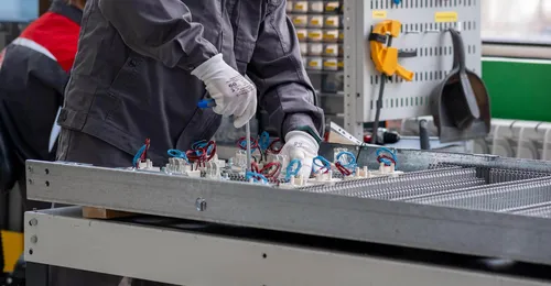 Operaciones de ensamblado en el montaje de equipos eléctricos y electrónicos