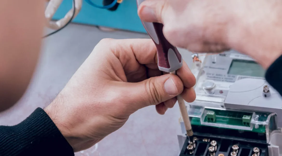 Operaciones auxiliares en el mantenimiento de equipos eléctricos y electrónicos