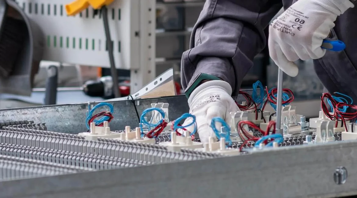 Operaciones de ensamblado en el montaje de equipos eléctricos y electrónicos