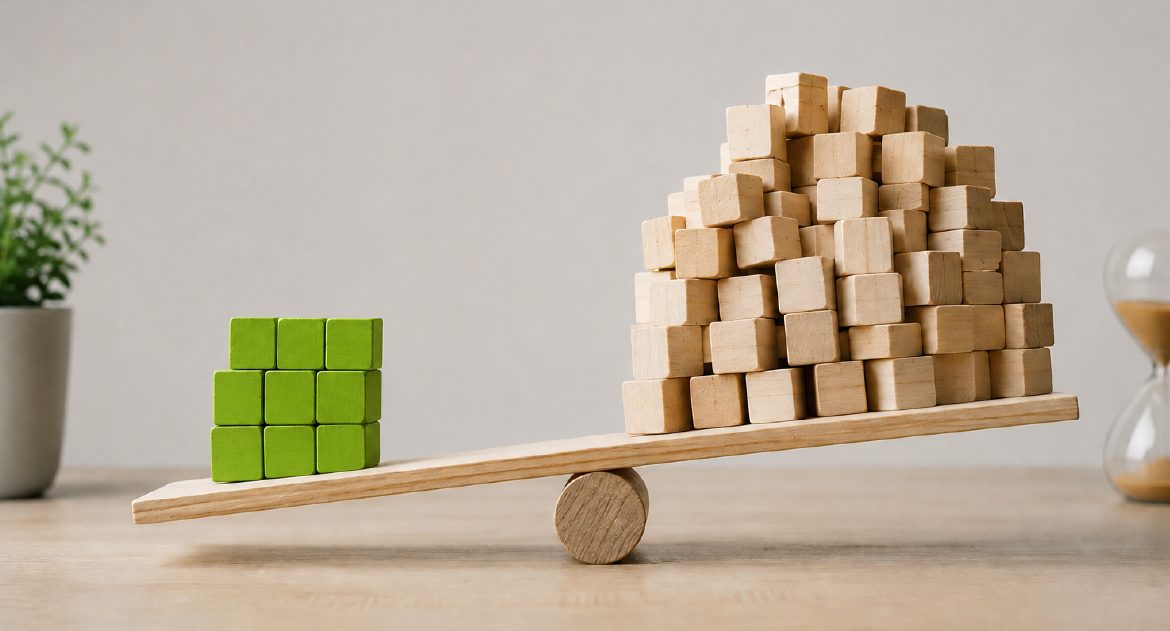 Comparación visual entre el vocabulario específico del sector servicios y el vocabulario general del inglés. A la izquierda, un rectángulo pequeño en verde con la frase "300 palabras que sí vas a usar en tu trabajo". A la derecha, un rectángulo mayor en gris atenuado con "3.000 palabras que nunca vas a decir". Entre ambos, un símbolo "mayor que" en navy apuntando del bloque grande al pequeño, indicando que las palabras específicas rinden más que las genéricas.