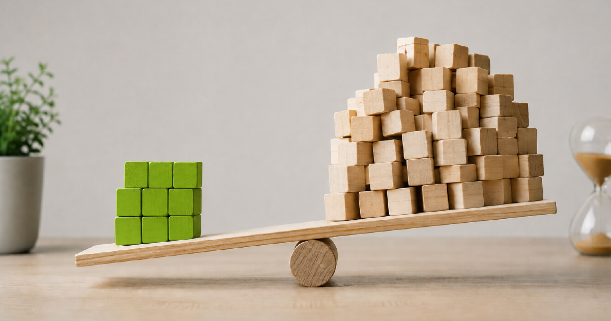 Comparación visual entre el vocabulario específico del sector servicios y el vocabulario general del inglés. A la izquierda, un rectángulo pequeño en verde con la frase "300 palabras que sí vas a usar en tu trabajo". A la derecha, un rectángulo mayor en gris atenuado con "3.000 palabras que nunca vas a decir". Entre ambos, un símbolo "mayor que" en navy apuntando del bloque grande al pequeño, indicando que las palabras específicas rinden más que las genéricas.