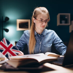 Estudiante aprendiendo inglés online